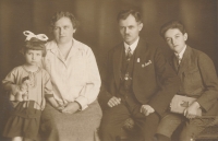 Father Václav Renč (far right), his sister Věra (left) and parents Antonie and Václav in 1925