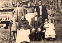 On the top left stands the uncle of the witness Josef, who emigrated to Czechoslovakia in the second half of the 1940s, and next to him stand his parents. Below, from left, brother Alois leaning on a rifle, grandparents and sister Anna, Gerník, second half of the 1940s