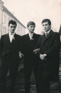 Jiří Růžička s bratry (uprostřed)