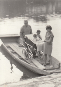 Anna Lukešová s dětmi a se svým bratrem na přívozu v Purkarci, 1972