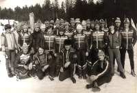 Jilemnické vrcholové tréninkové středisko a členové biatlonového střediska, Karel Vrána ve spodní řadě vlevo, na fotografii Zdeněk Vejnar, trenér vrcholového střediska, trenér Josef Trojan, jeho žena Drahuška, František Bukovský (80. léta)