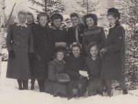 Pamětnice s kamarádkami z Baťovy školy práce, kolem roku 1940