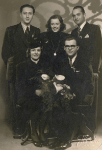 Svatba manželů Stehlíkových se svědky (uprostřed sestra pamětnice, která se později odstěhovala do Kanady), 1943