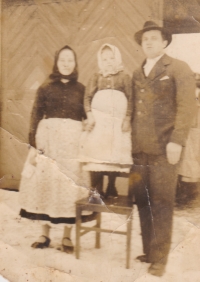 Former carpenter Jozef Bradáč with his wife and daughter in Gernik, taken on 16 April 1947 before his emigration to Czechoslovakia