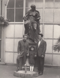 Bratři Petr a Jakub Klepáčkovi a mezi nimi dcera Marie, Karlovy Vary, 1962