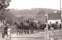 Pohřební průvod při posledním rozloučení s tatínkem Josefem Melkou roku 1965 v Miřenicích