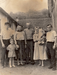 Bradáčovi: zleva bratr Václav, rodiče, sestra Anna, pamětník a jeho děti, Gerník, 1963