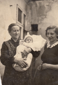 Waltraud Wild as a child with her mother Rosa and grandmother Terezia (1942)