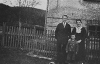 Bohuslav Vrána with his parents in Lomnice nad Popelkou in 1934