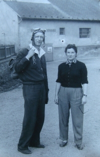 Miroslav a Marie Hovorkovi, rodiče Zdeňka Hovorky, kteří spolu jezdívali na své motorce značky Jawa