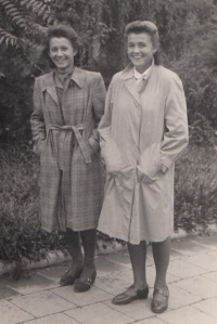 S kamarádkou Růženou Čalkovskou z Baťovy školy práce, cca 1939