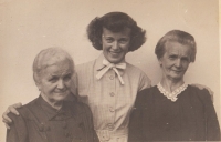 Vlevo teta pamětnice Marie, která vařila na zámku ve Vyškově.  Uprostřed sestra pamětnice vedle matky pamětnice (vpravo)