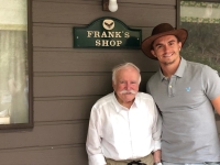 František Příhoda (left) and the head of the Canberra embassy Ondřej Boháč in front of the shop in Thredbo where the former sold arts and crafts and souvenirs. Year 2021