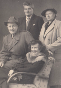 Sestra pamětnice (sedící v křesle) s manželem. Později spolu i se synem odjeli do Kanady, kde sestra zemřela 