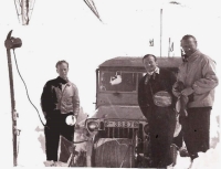 František Příhoda after emigrating from Czechoslovakia (centre) on a ski lift in Sankt Anton, Tyrol. It was driven by a retired wartime jeep. On the left stands former Czechoslovak Olympian Antonín Šponar, on the right František Příhoda's brother-in-law Karel Nekvapil