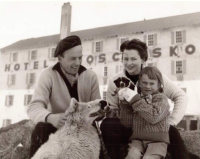 Antonín Šponar with his wife Elisabeth and child in Thredbo in the first half of the 1950s