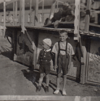 Witness (right) with his brother, 1945