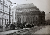 Sovětské tanky před Národním divadlem v srpnu 1968, foto Jiří Růžička