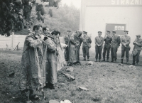 Tomáš Finger (stojí druhý zleva) v roce 1981