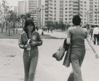 Alena Mejzlíková (první zleva) v olympijské vesnici v Moskvě 1980 