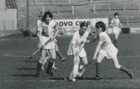 Alena Mejzlíková (první zleva) v dresu Slavie v roce 1979 při prvoligovém utkání v pražském Edenu