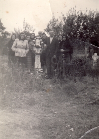 Deported Czech families attended the last farewell to the little Alois Kovarik, pictured here are the Roth, Němeček, Paneš, Kovařík, Cacomeanca families(Comuna Grădiștea, Călărași), February 1955