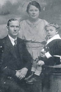 Josef Bydžovský and Antonína (Antonie), nee. Makoňová, (sister of Václav Makoň, grandfather of the witness) and their son František, 1920s