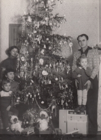 The Weilguny family at Christmas 1951, father and younger sister Eva on the right, older sister Edita, mother and a witness on the left