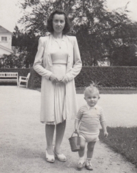 Viktor Weilguny with his mother in 1948