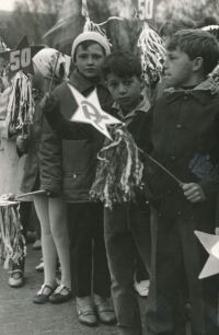 František Novotný (1. zleva, s baretem) na prvomájovém průvodu v Třemošnici kolem roku 1967