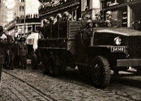 Smuteční průvod doprovázející rakev Edvarda Beneše (Národní třída, 10. 9. 1948)