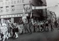 Skautský vedoucí Marbula vedl frýdlantské skauty v prvomájovém průvodu v roce 1970 na frýdlantské náměstí