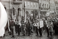 V prvomájovém průvodu v roce 1970 šli vedle sebe frýdlantští skauti a pionýři, o rok později mohli jít už jen pionýři