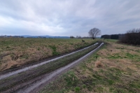 Česko-polská hranice, vzadu Malá Čermná, kam chodila za války Rosemarie Špeldová pro chleba