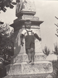 Jiří Cimrman as a little boy at the signpost in Pomněnice