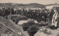 Funeral after the bombing of Radcice, 1943