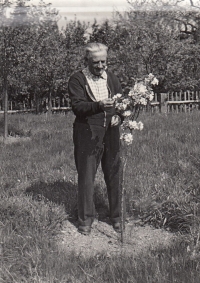 Dad Václav Cimrman at his cottage in Hracholusky