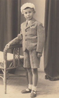 Jiří Cimrman as a little boy in a photograph taken in his studio in Benešov, between 1941-1945