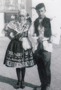 Rodiče pamětníka Hildegarde a Jaroslav Pátkovi ve slováckých krojích, Hustopeče (Auspitz), 1937