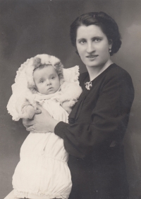 Jaroslav Pátek with his mother Hildegarde during the registration of German citizens, Hustopeče (Auspitz), 4 March 1939