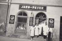 Kadeřnická živnost otce pamětníka, otec Jaroslav Pátek uprostřed, Hustopeče (Auspitz), počátek 40. let