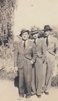 Otec pamětníka Jaroslav Pátek s bratry, zleva Josef, Jaroslav a Stanislav, Pardubice, 1927