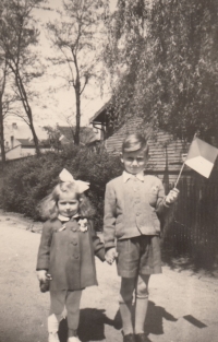Oslavy konce druhé světové války, sestra pamětníka Dana a Jaroslav Pátek, Hustopeče, 10. 5. 1945 