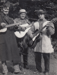 Čundr, uprostřed Eduard Veverka, vpravo Jaroslav Pátek, Bojanov, 1955