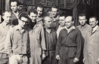 Brigáda socialistické práce při Výzkumném ústavu organických syntéz, Jaroslav Pátek zcela vlevo v popředí, Rybitví, 1964