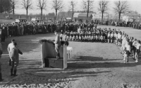 Sletové cvičení v Aši, hřiště gymnázia, bratr Jiří označený křížkem, 1937