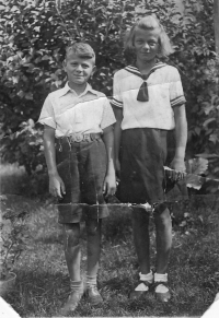 Jitka Čampulová with her brother, Soběslav, 1940