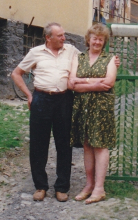 Vater mit seiner Freundin aus der Kindheit, Lešná 1999