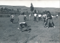 Skupina mužů hrající schueca nebo palin (obdoba pozemního hokeje), tímto způsobem se vyhrávaly spory