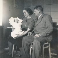 Jana Rejtharová with her grandparents Božena and Augustin Vlach, 1940